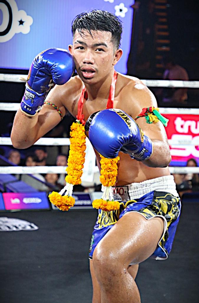 กำปั้นทอง สวนอาหารปีกไม้