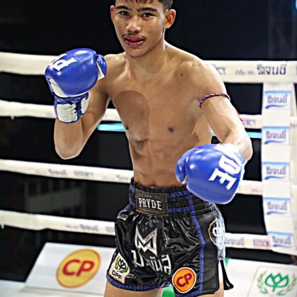 ฉัตรเงินเล็ก ปานนิวัฒน์มวยไทยยิมส์