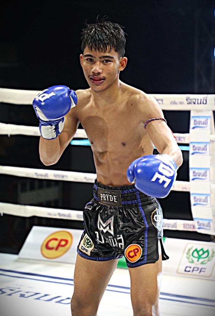 ฉัตรเงินเล็ก ปานนิวัฒน์มวยไทยยิมส์