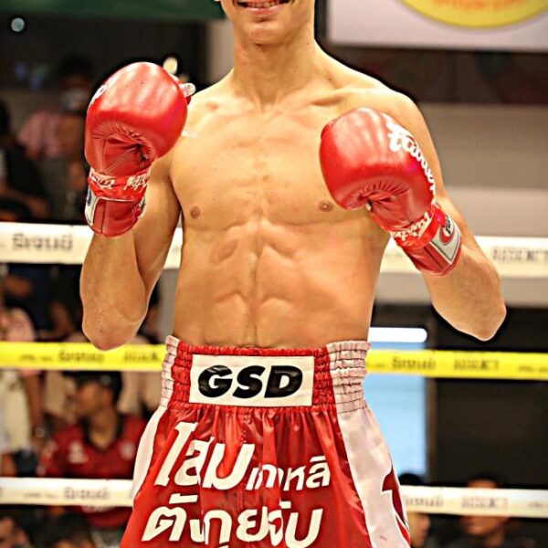 เพชรสาม เพชรมวยไทยยิม