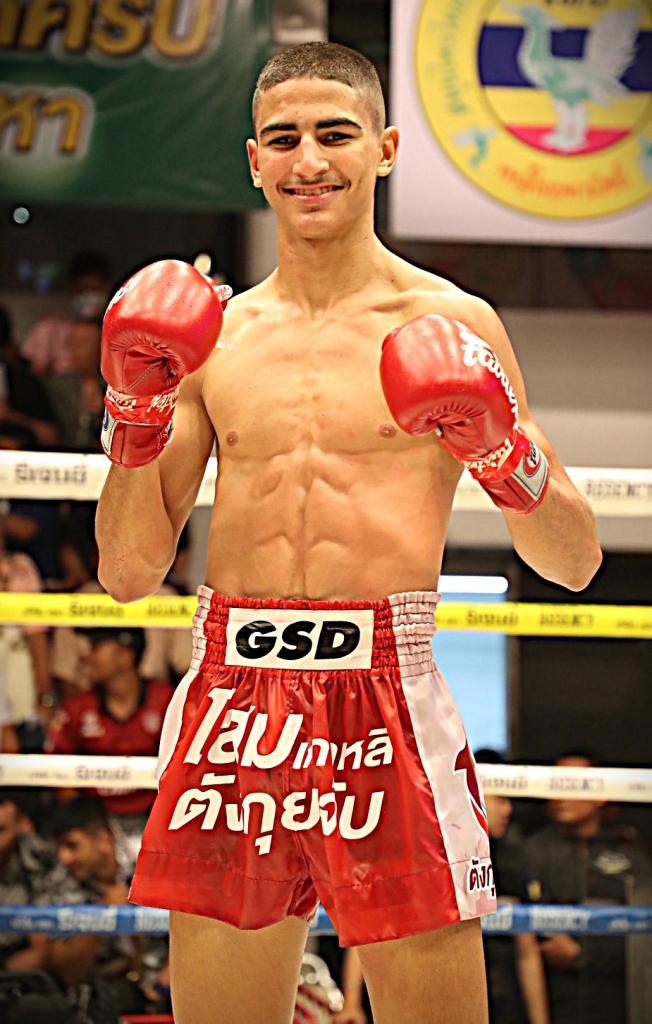 เพชรสาม เพชรมวยไทยยิม