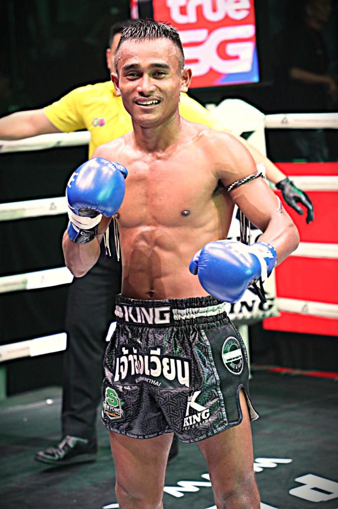 เสือฝั่งซ้าย เกียรติธงยศ