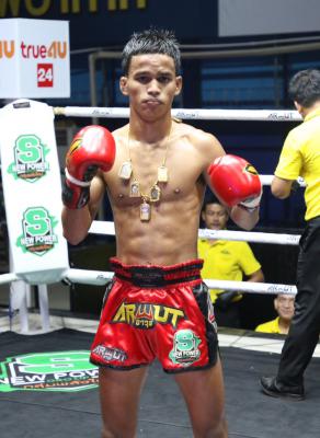 เพชรนคร เกียรติธงยศ