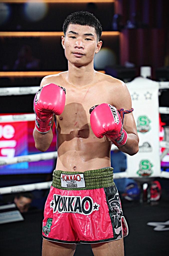 เพชรโนนสังข์ เกียรติธงยศ