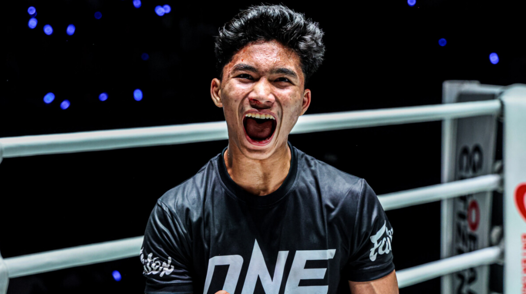 พร้อมโชว์ท่ายาก! “อดัม” ล็อกเป้าเผด็จศึก “เอ็นโซ กลาริส” ด้วยเข่าลอย 2 ชั้น