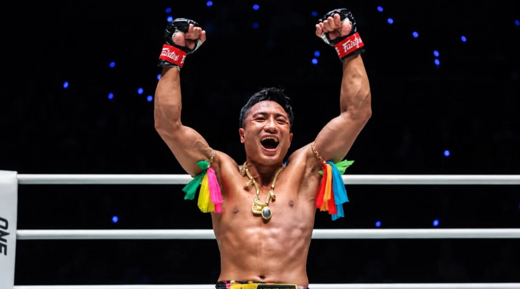 ต้องจบไม่ครบยก! “มงคลเดชเล็ก” อัปแกร่งอาวุธหนักดับสด “เด็ดดวงเล็ก” ล่าชัย 4 ไฟต์รวด ศึก ONE ลุมพินี 174